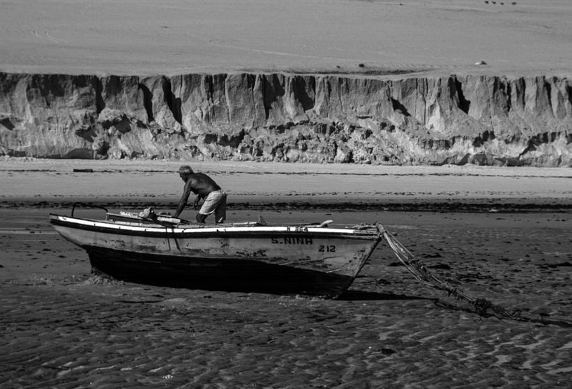 À espera da maré para sair para o mar. Canoa Quebrada, Ceará.