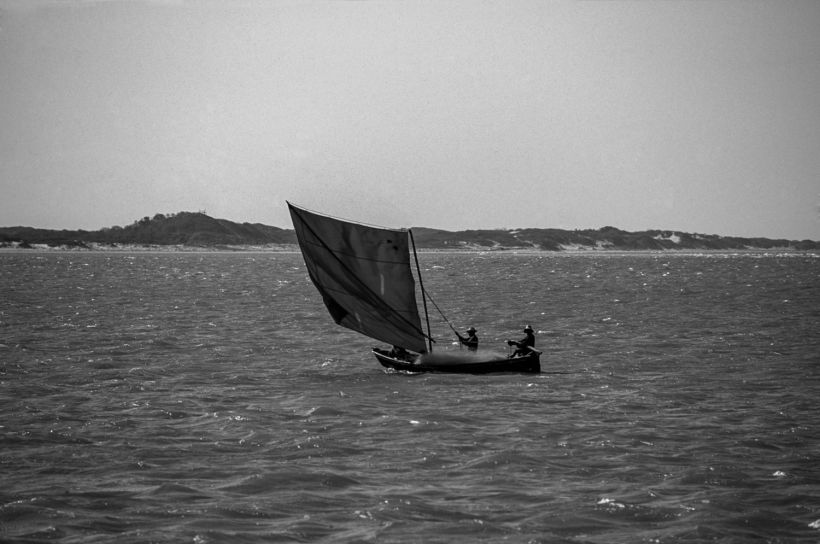 Barco à vela tradicional navega nas águas protegidas da costa do Piauí.