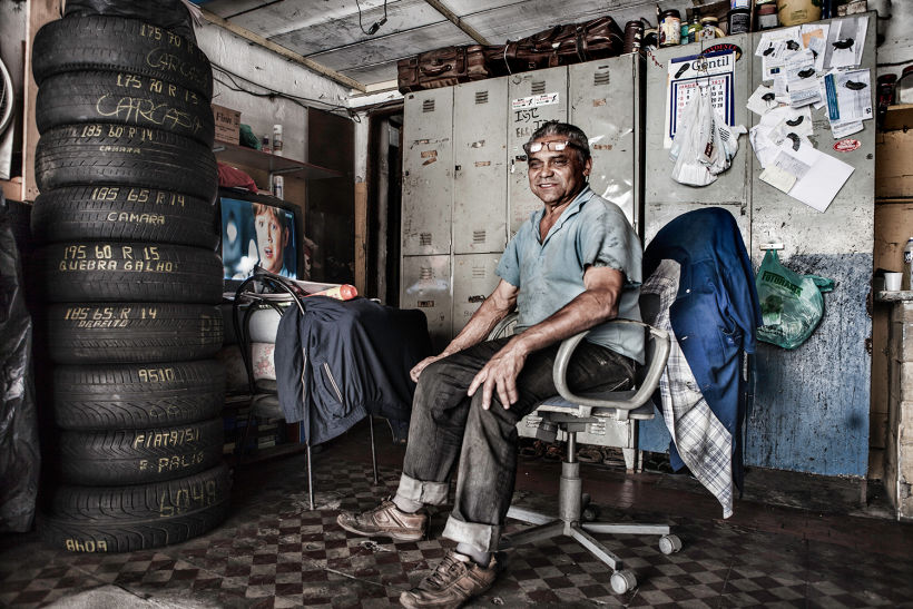 José, borracheiro na Vila Madalena na cidade de São Paulo.