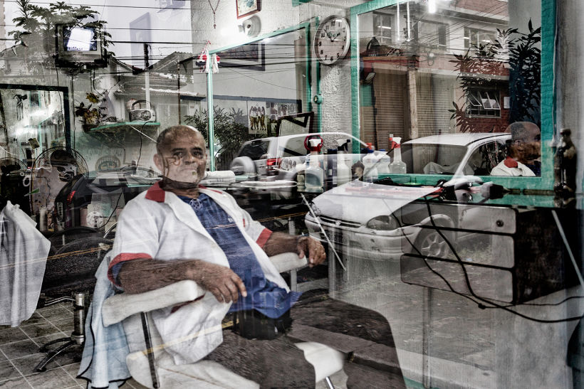 Osvaldo, barbeiro no bairro das Perdizes em São Paulo.