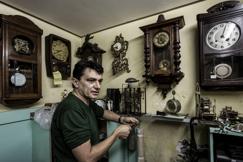 Paulo, relojoeiro no bairro do Sumaré em São Paulo.