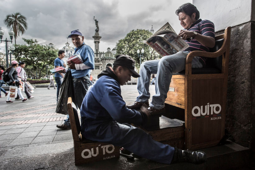 Carlito, engraxate na praça central de Quito no Equador.