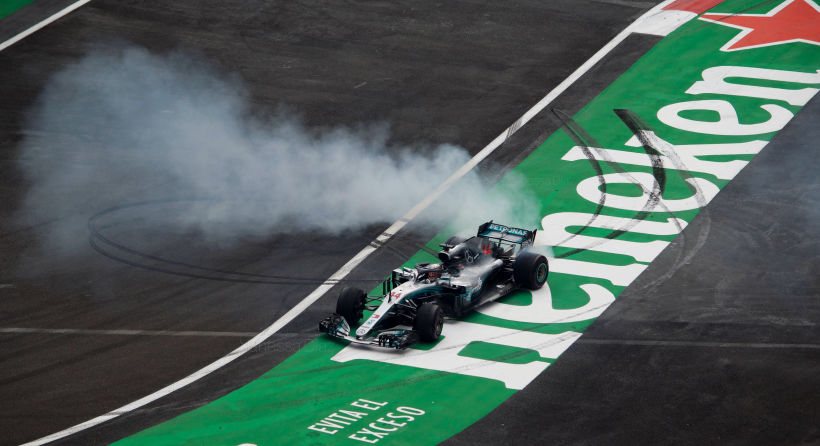 Lewis Hamilton, en su Mercedes AMG w10.
