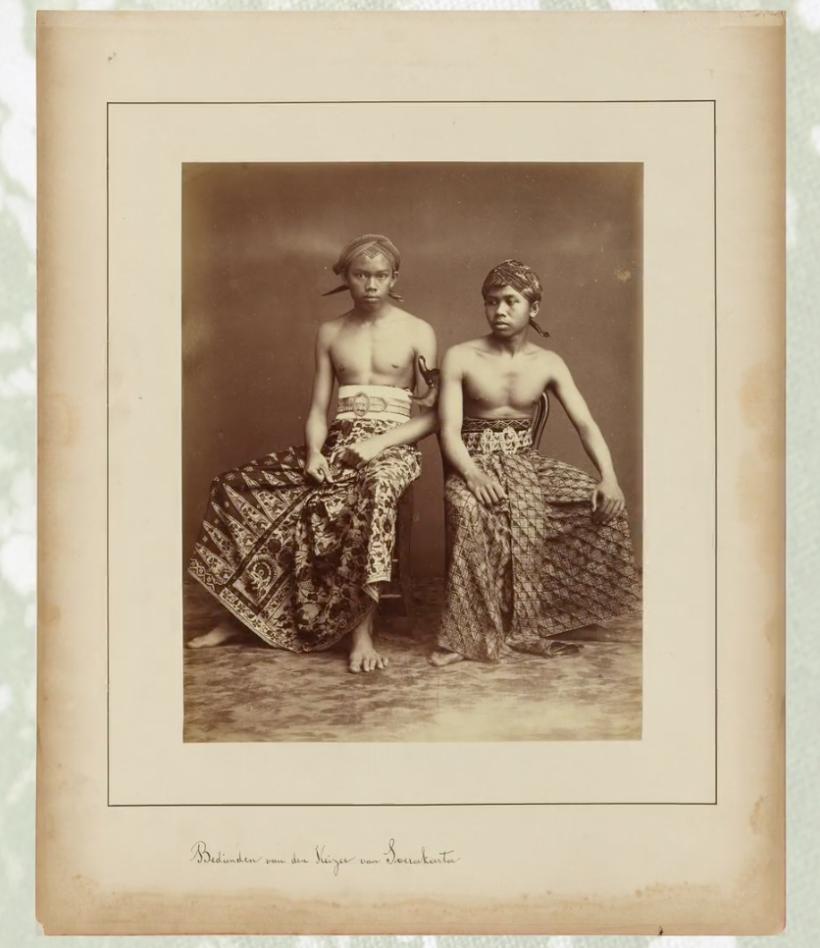 Hombres del sudeste asiático luciendo un sarog.