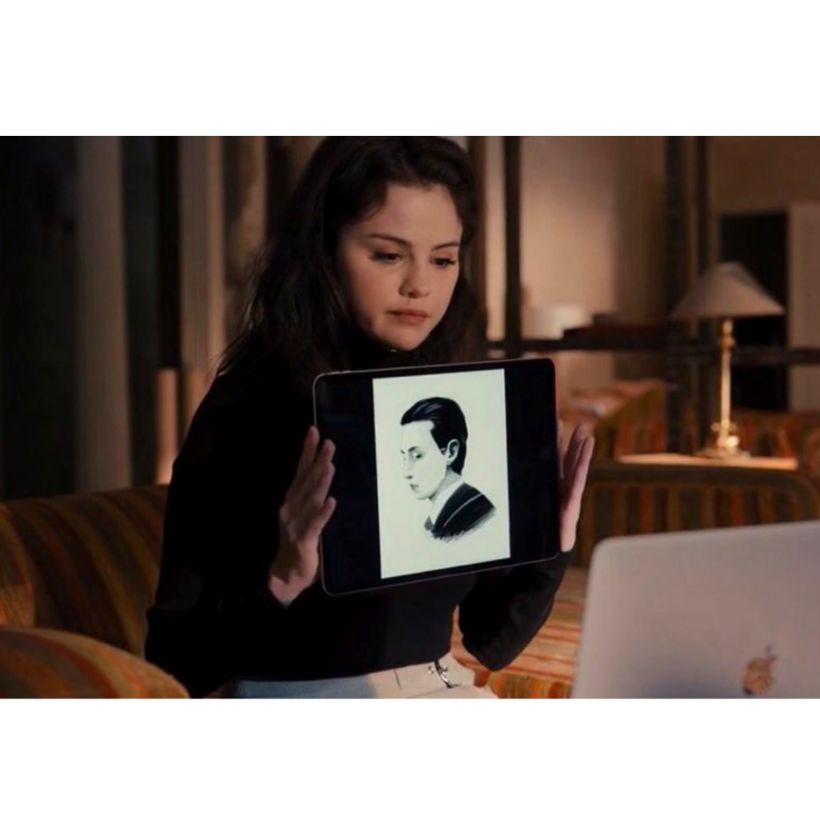 Mabel, Selena Gómez mostrando los retratos de Tim Kono.