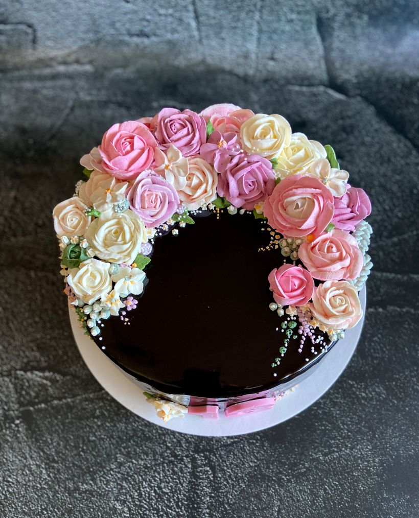 Premium Photo | Buttercream flower cake closeup