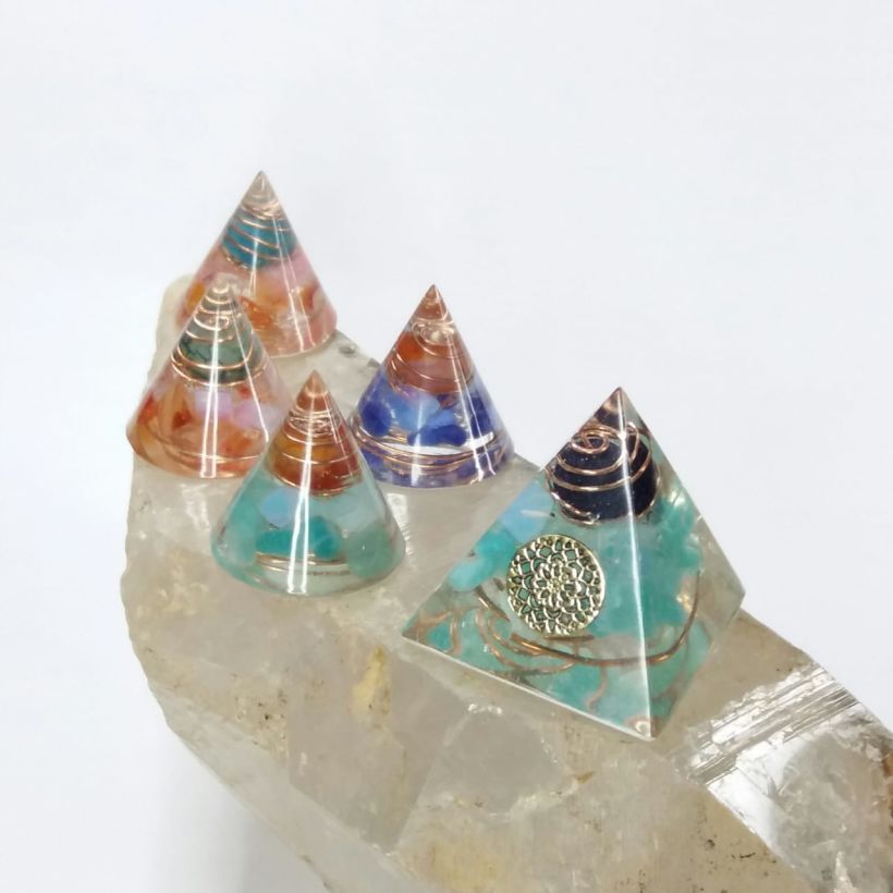 Conos y Pirámides en resina - con piedras semipreciosas y almbres de joyeria 1