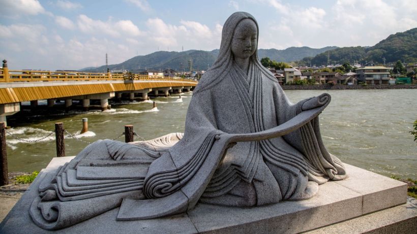 Estatua de Murasaki Shikibu en junto al río Uji en Kyoto. Fuente: Getty Images.