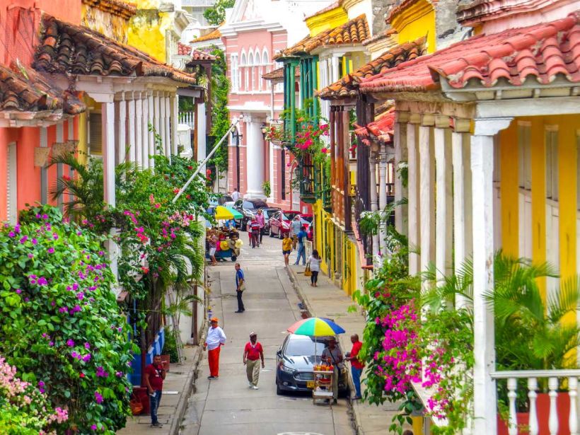 En Cartagena de Indias, los balcones del centro histórico suelen estar tupidos de flores. 