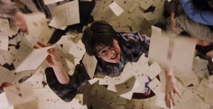 Un certain nombre de lettres d'acceptation de Harry Potter ont été écrites à la main. Image : Warner Bros.