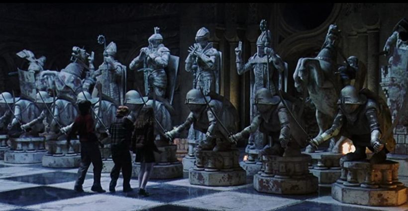L'échiquier du sorcier grandeur nature était réel, sculpté par l'équipe de production. Image : Warner Bros. 