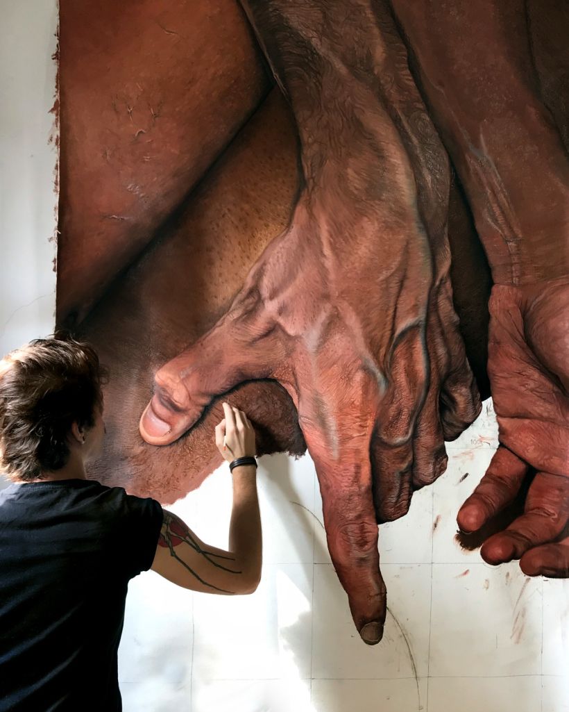 Luiz Escañuela mezcla técnicas de pintura hiperrealista con el dibujo anatómico y las texturas.