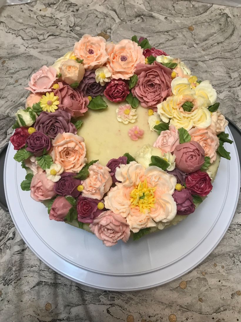 My project in Decorative Buttercream Flowers for Cake Design course 1