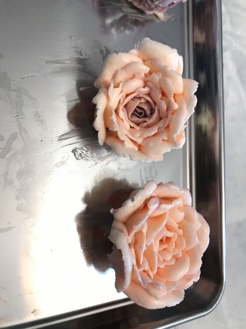 My project in Decorative Buttercream Flowers for Cake Design course 3