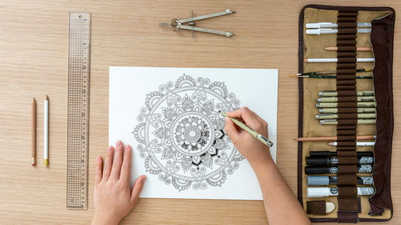 Design by Domestika teacher Lizzie Snow, a visual artist specializing in geometric mandala design.