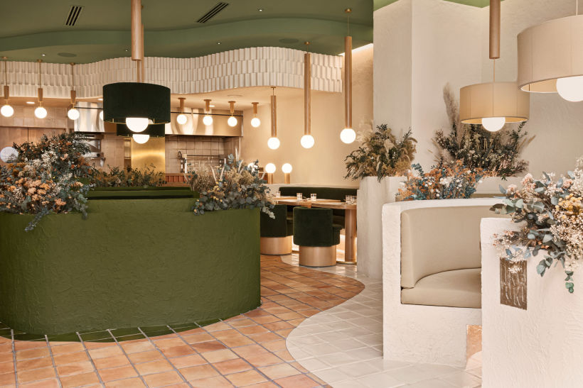 Pukkel, restaurante en Huesca diseñado por Masquespacio y caracterizado por incorporar formas y colores orgánicos