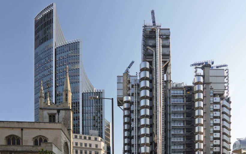Lloyds Building à direita, Londres, via Colin/Wikimedia Commons