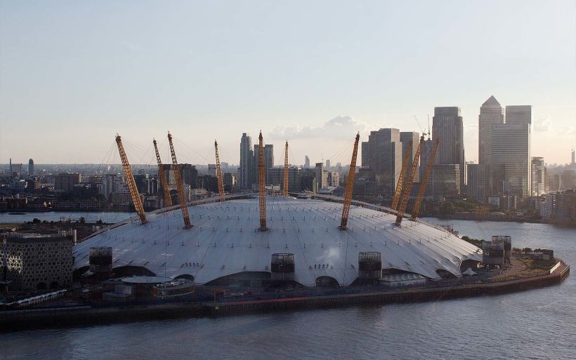 The O2, anteriormente conhecido como Millennium Dome, Londres, via Alexander Baxevanis/Wikimedia Commons