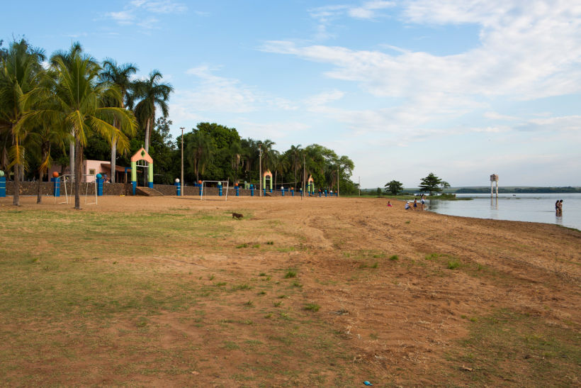 Balneário na margem do Rio Tietê, próximo ao encontro com o Rio Paraná.