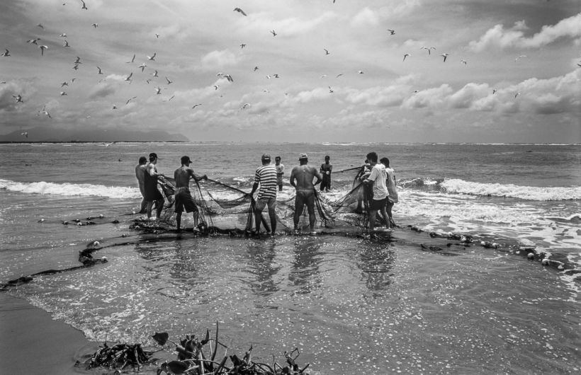 Pescadores recolhendo a rede de pesca no litoral sudeste. Iguape, SP.