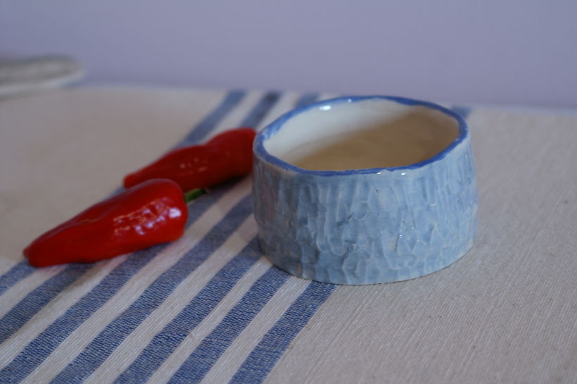 mini bowl com textura e pintura com engobe azul e vidrado transparente