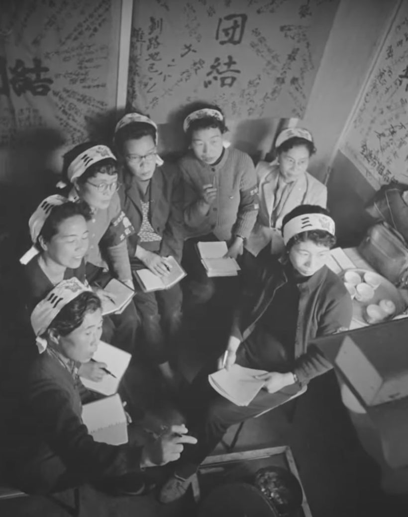 Ehefrauen von Gewerkschaftsarbeitern im Streik gegen die Mitsui Miike Kohlemine (1960), von Tsuneko Sasamoto via Lucie Founda