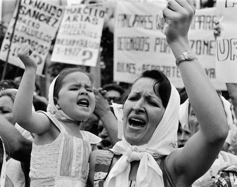 Mutter und Tochter auf der Plaza de Mayo (1982), von Adriana Lestido.
