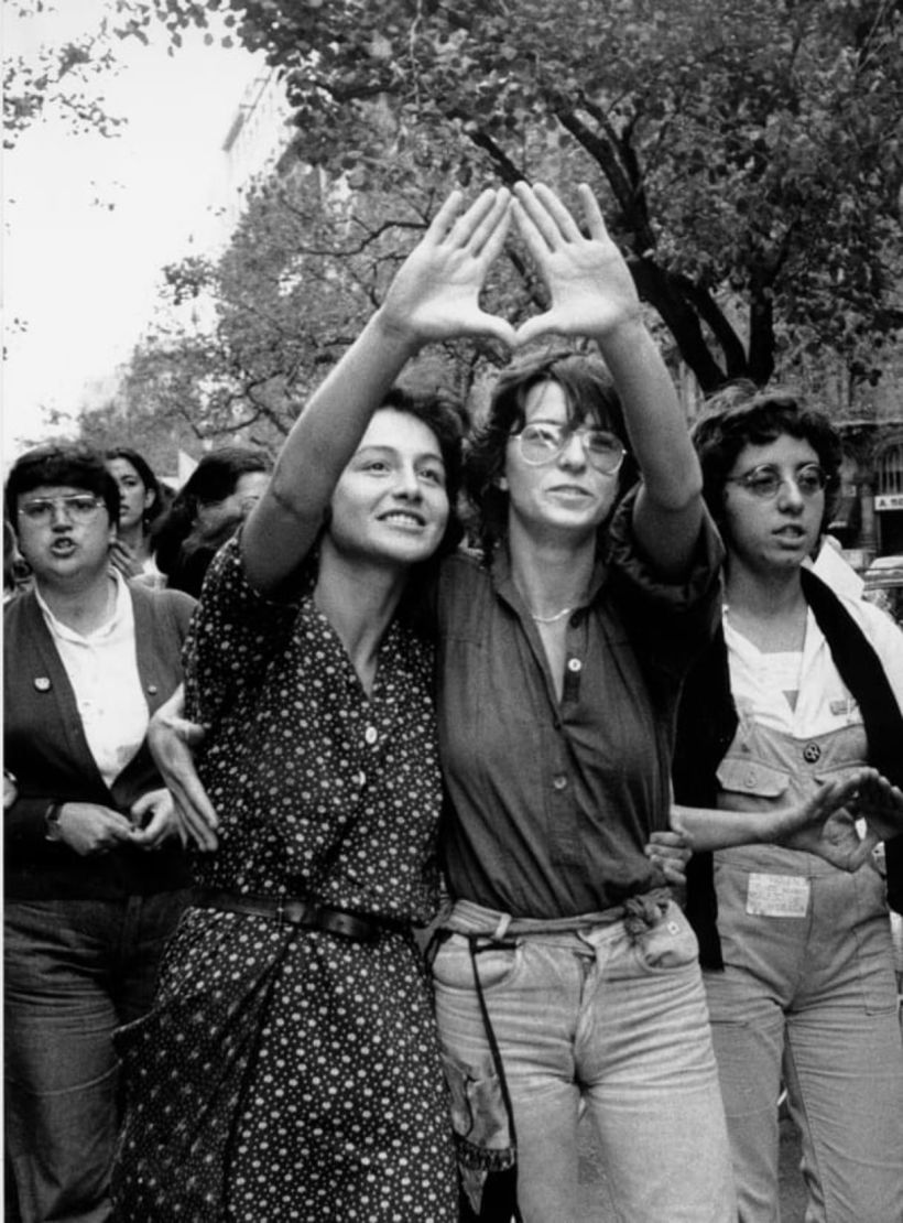Zwei Frauen machen eine feministische Geste, von Pilar Aymerich.