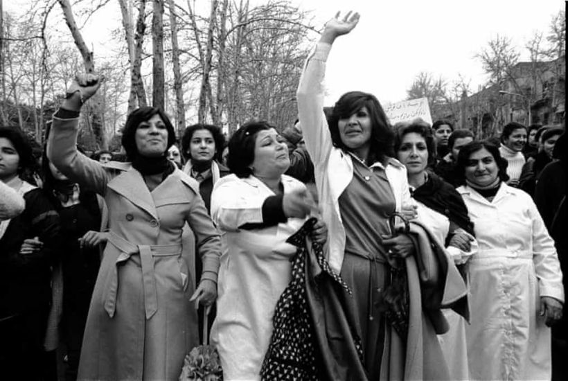 Frauen protestieren 1979 in Teheran gegen das obligatorische Tragen des Hidschabs, von Hengameh Golestan.