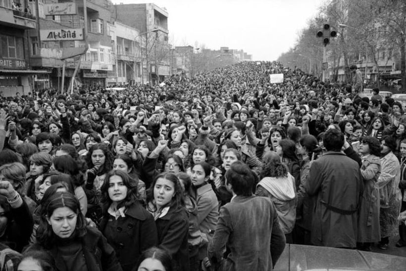 Bild von protestierenden Frauen im Iran im Jahr 1979, von Hengameh Golestan.