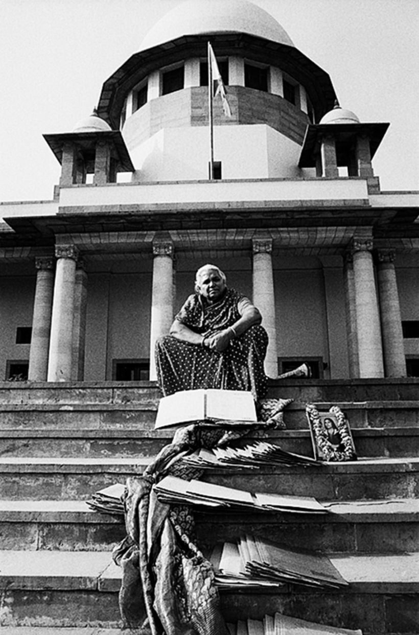 Sathyarani - Inszeniertes Porträt, Oberster Gerichtshof, Delhi (1990), von Sheba Chhachhi.