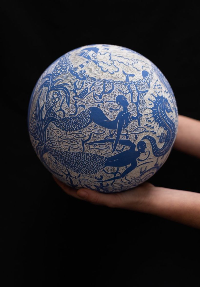 "Sfera Blu": sfera di porcellana decorata con ingobbio blu e tecnica dello sgraffito. 1