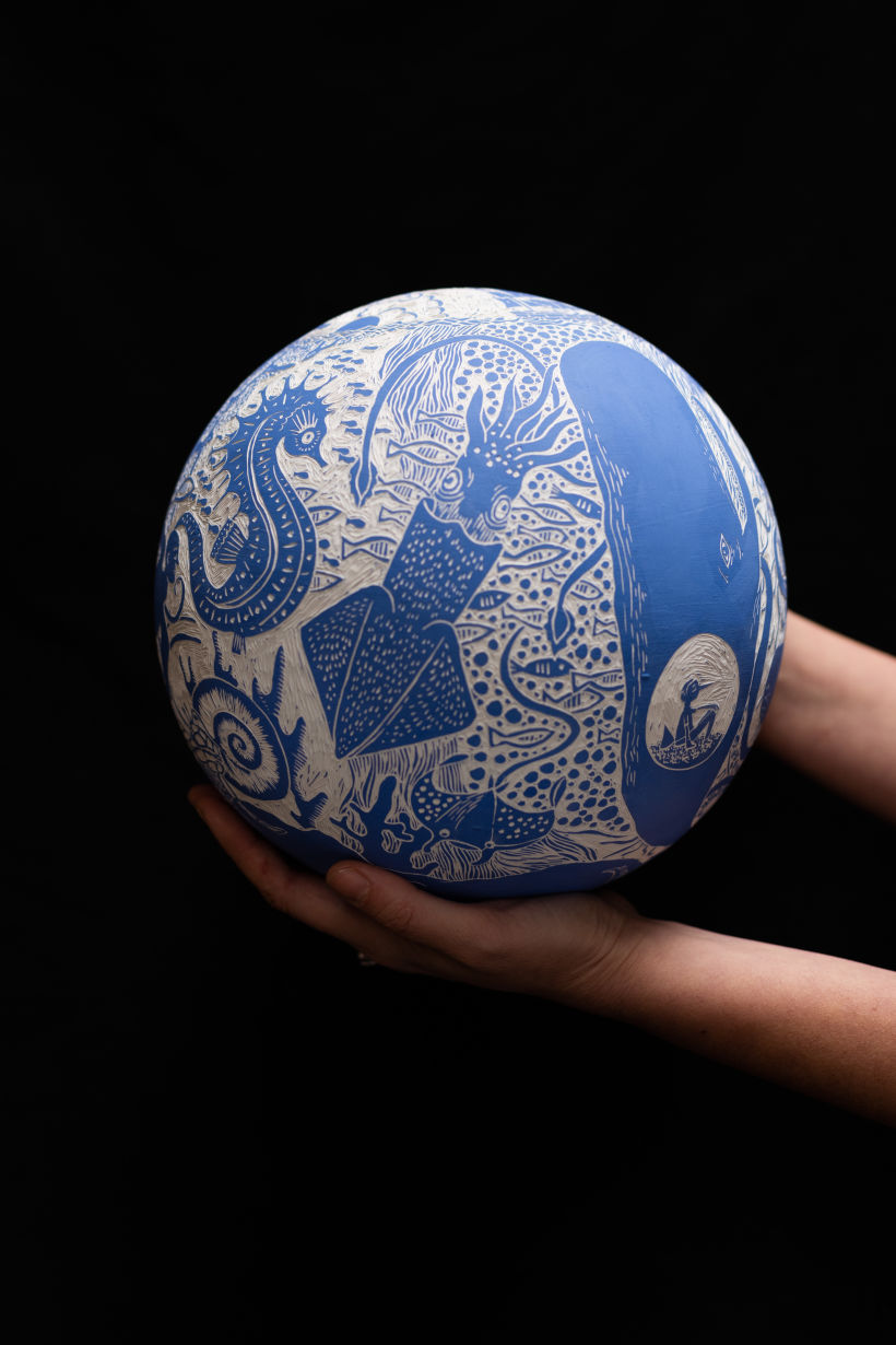 "Sfera Blu": sfera di porcellana decorata con ingobbio blu e tecnica dello sgraffito. 2