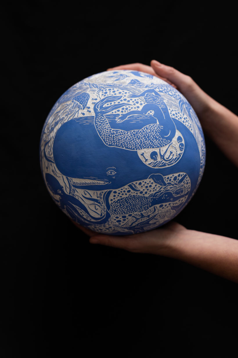 "Sfera Blu": sfera di porcellana decorata con ingobbio blu e tecnica dello sgraffito. 3