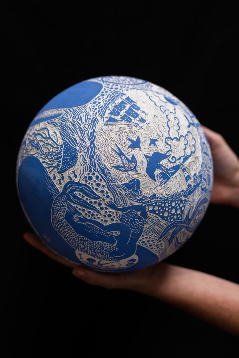 "Sfera Blu": sfera di porcellana decorata con ingobbio blu e tecnica dello sgraffito. 4