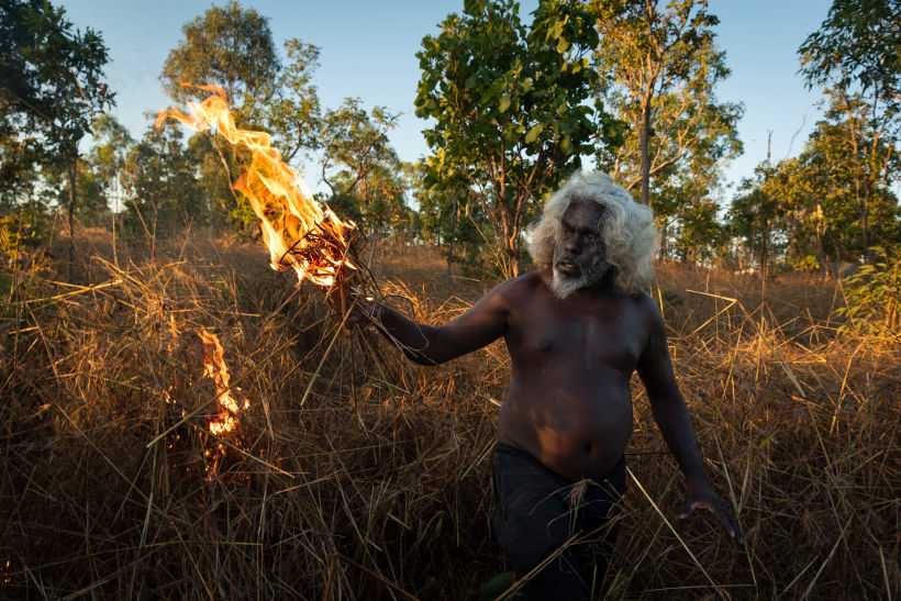 Elder Conrad Maralngurra practices controlled burning to protect the community from larger fires. Matthew Abbott, Nat Geo.