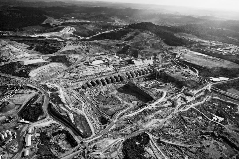 An aerial view of the construction of the Belo Monte Dam on the Xingu River, Altamira, Pará, Brazil. Lalo de Almeida.