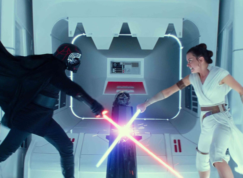 Kylo Ren und Rey kämpfen in "Episode IX" vor der Maske von Darth Vader. Symbol von der Spannung zwischen Licht und Dunkelheit