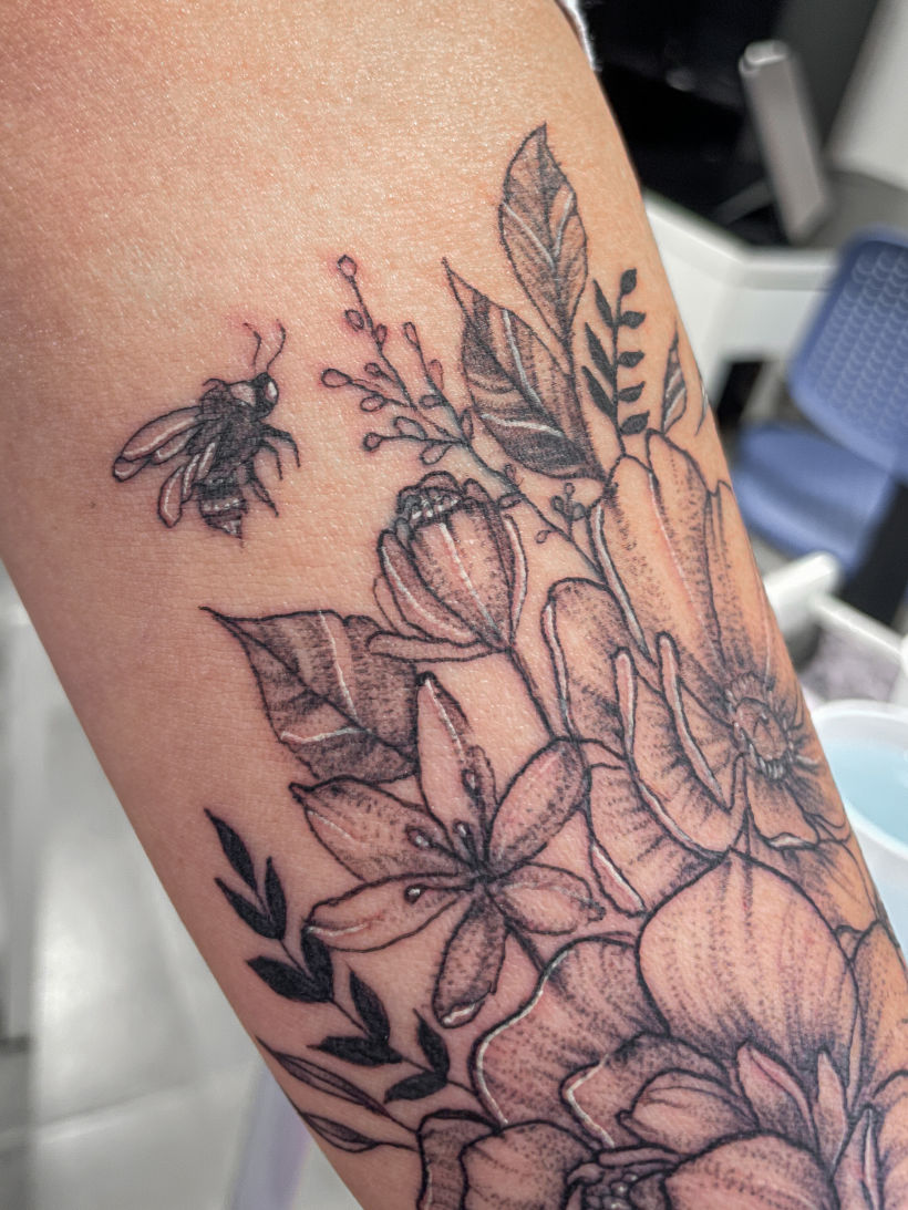 Mi proyecto del curso: Tatuaje botánico con puntillismo. Mi página em las redes @im.monink 3
