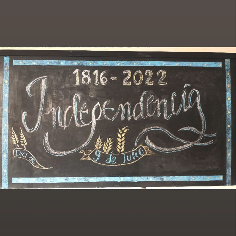 lettering en pizarra. independency day.9 de julio.1816-2022 1