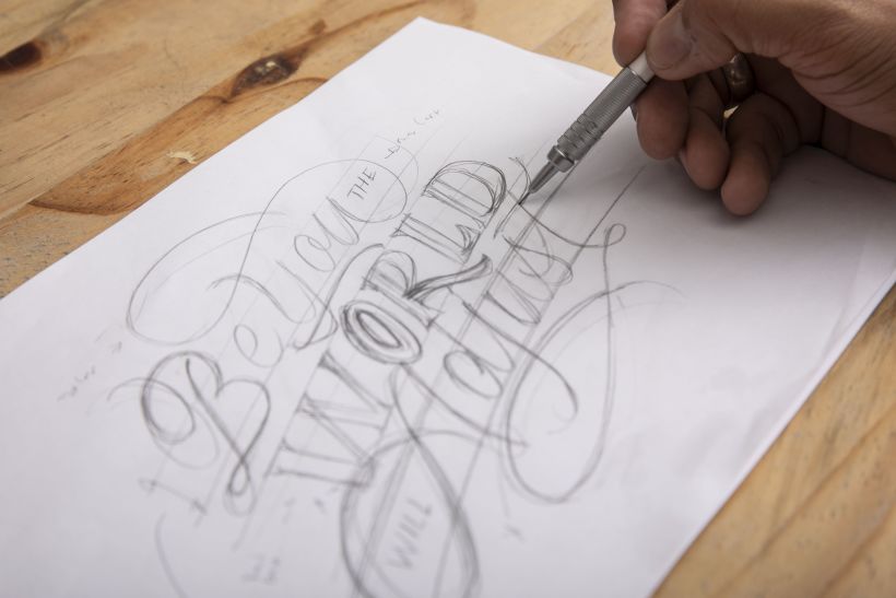 Un ejemplo de lettering de Rafa Miguel, que consiste en dibujar, retocar, borrar y mejorar la forma de las letras.