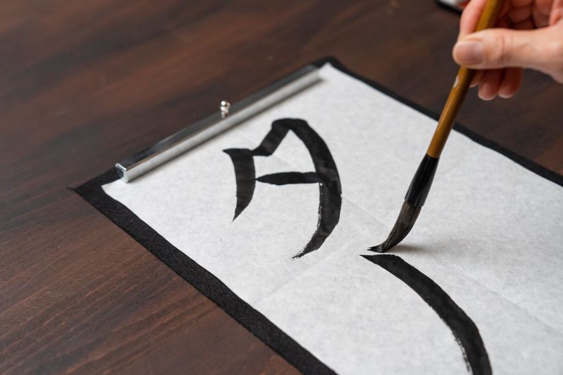 La calígrafa Rie Takeda es experta de shodō, cuyos caracteres pueden representar conceptos enteros.