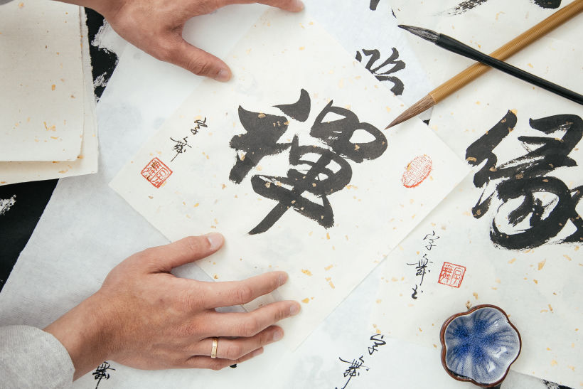 Thomas Lam enseña un ejemplo de caligrafía china y asegura que su proceso creativo favorece la reflexión y meditación.