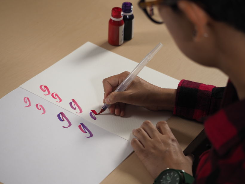 Ana Hernández escribiendo caligrafía moderna es un ejemplo de la flexibilidad y gran variedad de estilos.