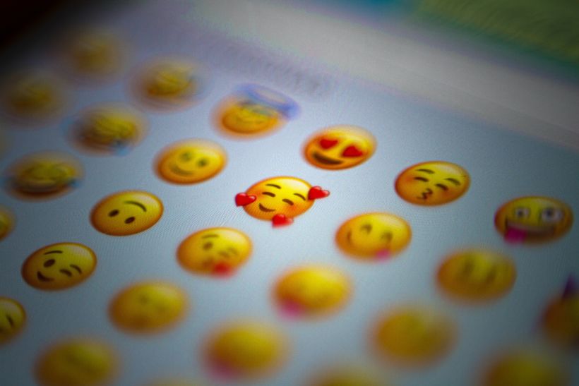 Mit der Geburt der Emojis wurde der gelbe Smiley Teil einer neuen digitalen Sprache. Foto von Domingo Alvarez auf Unsplash.