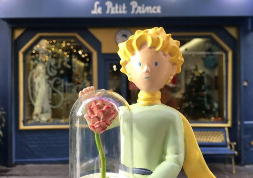 Eine Figur des Kleinen Prinzen mit seiner Rose im Geschäft Le Petit Prince in Paris [Quelle: Sortiraparis.com].