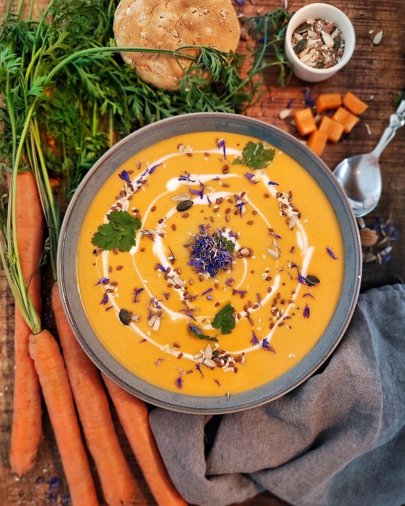 Una cremosa sopa de zanahoria le da el toque "hygge" a una oscura, fría y lluviosa tarde de otoño.