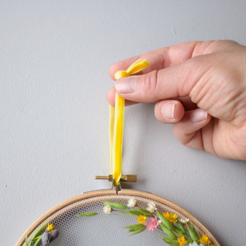 Make your own dried flower embroidery art