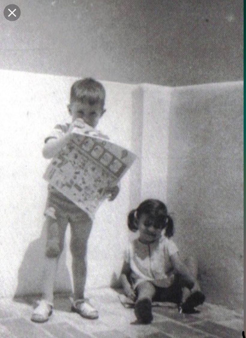 Carlos Pacheco en una foto de infancia junto a un cómic. Imagen de su archivo personal. 
