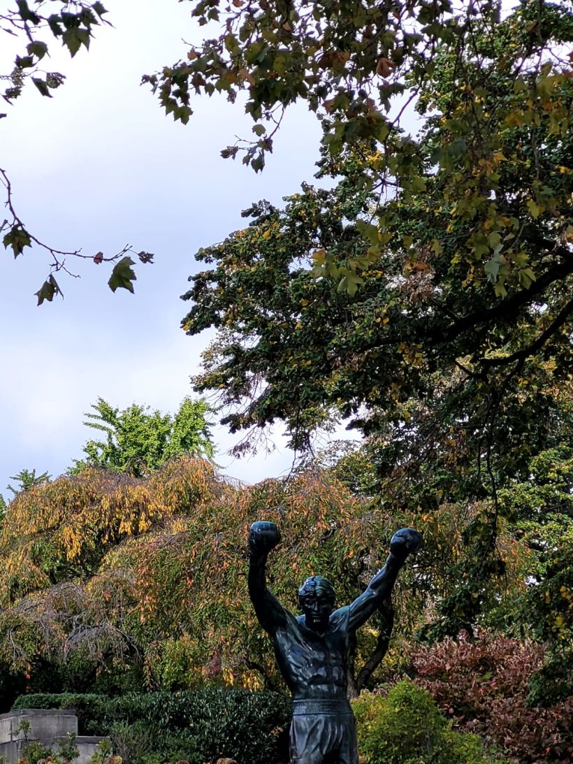 Imposible sacar una foto a la estatua de Rocky en Filadelfia sin gente. Apuntando arriba descentrando, moviendo los tercios